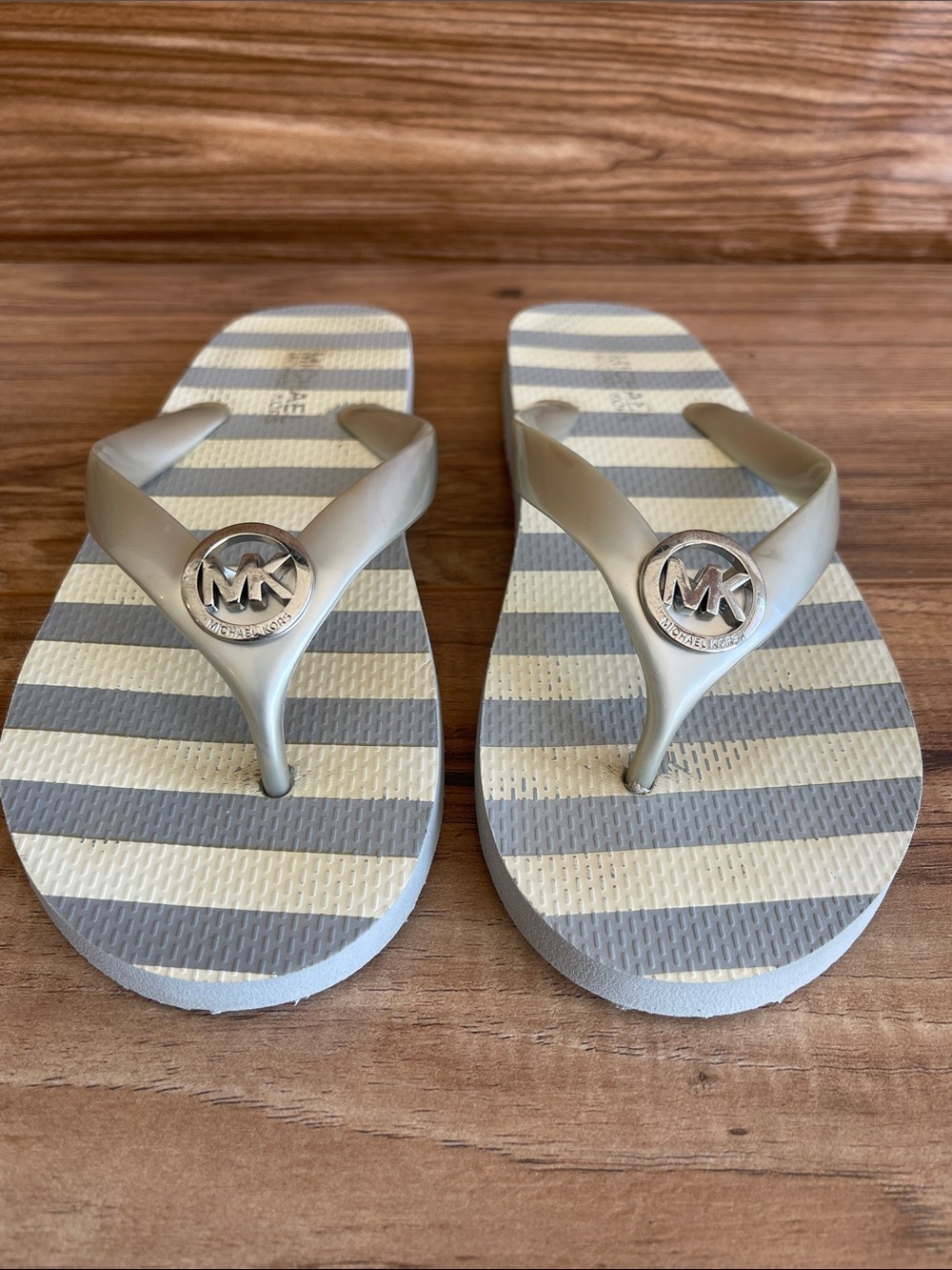 Pre-owned Michael Kors Kids Metallic  Gray Striped Flip-Flops size 7M